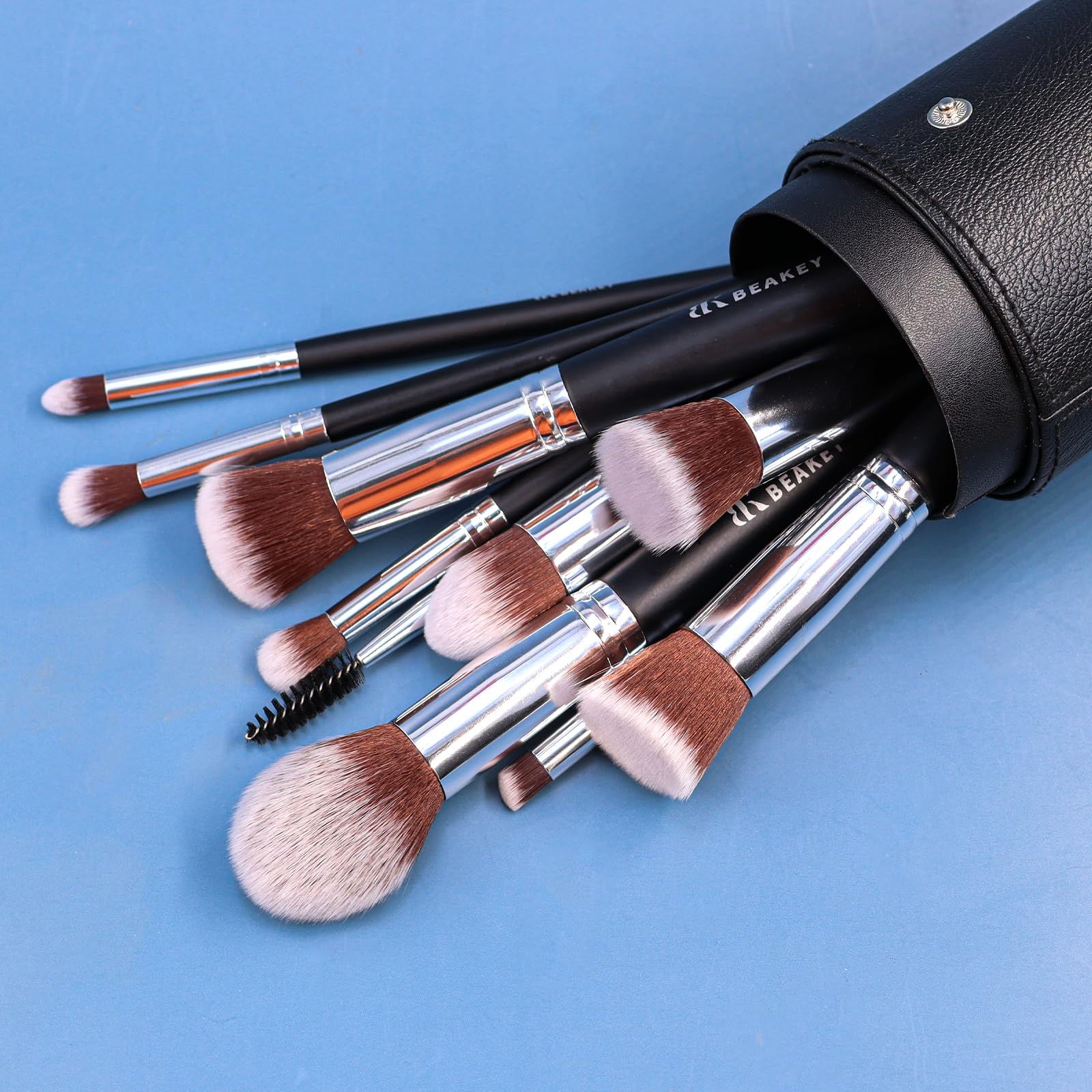 BEAKEY Pinceaux Maquillages Professionnel, Pinceau Maquillage Pour Fond de Teint Blush L'anti-cernes Fard à Paupières Poudre Libre, Avec Blender Eponge(10+2pcs, Noir/Argent) Skin Lab